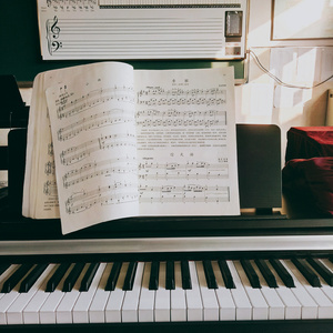 跪床上去自己把屁股扒开视频
